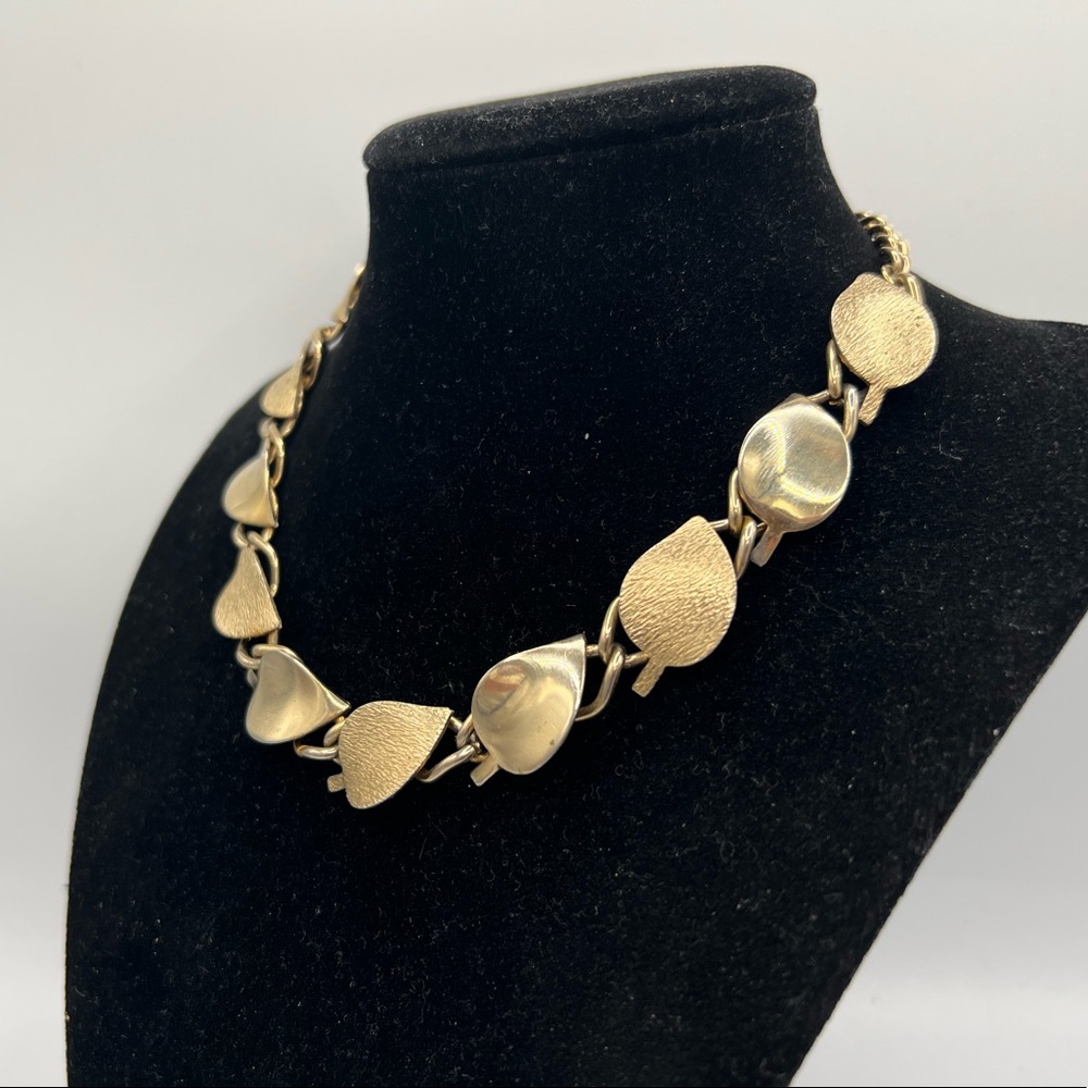 Simple vintage leaf choker necklace gold tone autumn